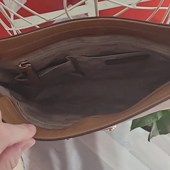 Michael Kors Crossbody Bag Tan Leather with Gold Metal Accents - Picture 7 of 10